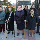 Un grupo de longevas residentes, ayer en las puertas del centro situado en la carretera de Asturias, frente a Almansa.