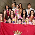 Las gimnastas del Club Ritmo posan con Isabel Carrasco.