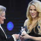 Shakira recibe un Crystal Award de manos de Hilde Schwab.