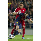 Cesc Fábregas pugna con el delantero croata del Bayern Munich, Mario Mandzukic.
