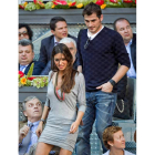 Sara Carbonero e Iker Casillas, en una imagen de 2012. A la derecha, Antonella y Leo Messi.