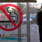 Un hombre sale a la calle para fumar tras la prohibición de hacerlo en los centros de trabajo