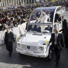 Benedicto XVI saluda en una audiencia celebrada ayer en la plaza de San Pedro.