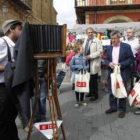 Fernández lideró la visita de los socialistas al mercado tradicional de la plaza Mayor.