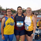 Sabina Asenjo, junto a sus dos compañeras en el podio. GASPAR LUNA