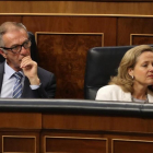 La ministra de Economía, Nadia Calviño, en el pleno del Congreso de los Diputados, junto al ministro de Cultura y Deporte, Jose Guirao.