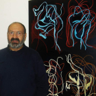El artista leonés Esteban Tranche ante una de sus obras.
