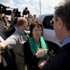 Catherine Ashton conversa con un funcionario de la ONU en el paso fronterizo de Erez.