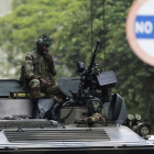 Soldados sentados en un vehículo militar en una calle de Harare, la capital de Zimbabue, el 16 de noviembre.