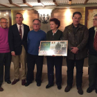 Los organizadores del veterano torneo, junto al coronel Blanco y al alcalde, Arsenio García.