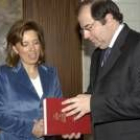 Mª José Salgueiro entrega a Herrera la memoria del Consejo Consultivo