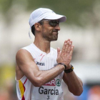 El marchador Jesús García Bragado parece pedir perdón al público por terminar en quinta posición en los 50 km marcha.