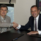 Gerardo 'Tata' Martin y Sandro Rosell, durante la firma del contrato.