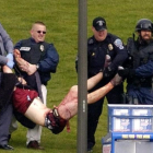 La policía traslada a una de las víctimas de la universidad de Virginia Tech, en el 2007.