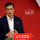 El secretario general del PSOE, Pedro Sánchez, ha instado hoy al presidente de la Generalitat, Carles Puigdemont, que aclare "negro sobre blanco" si ayer realizó una declaración de independencia en el Parlament, con lo que "acompaña" al presidente.