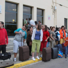 Varios alumnos en las puertas del centro Sagrado Corazón.