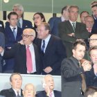 El palco del Bernabéu contó con mucho protagonismo leonés como muestra la imagen con Juan Martínez Majo, Manuel Núñez Pérez y Antonio Silván. RAMIRO/MARCIANO