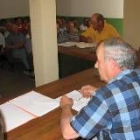 El alcalde (en primer plano) y Blanco (al fondo) en la sesión de ayer que contó con numeroso público