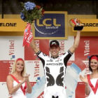 Thor Hushovd celebra la victoria en el podio, la primera de su equipo en la ronda gala.