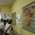 Los mapas y las fotografías ilustran las paredes dentro de la muestra