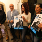 Dos libreras con el cartel de la feria, junto a Santiago Macías y Emilio Cubelos