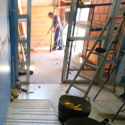 Un operario realiza trabajos de mejora a la entrada de uno de los centros de enseñanza que el jueves inicia las clases