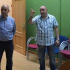 El concejal Eleuterio González, con el pedáneo de Villamoros, en la Casa Concejo que reforman. DL