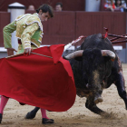 Antonio Nazaré durante la faena con su primero en la segunda corrida de la feria de San Isidro.