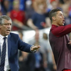 Cristiano Ronaldo da órdenes desde la banda durante la final de la Eurocopa, junto al seleccionador, Fernando Santos.