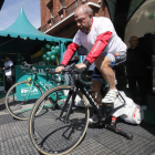 Un aficionado al ciclismo compartió ayer su esfuerzo con el Banco de Alimentos. RAMIRO