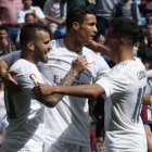 Cristiano Ronaldo celebra con Lucas Vázquez y Jesé Rodríguez su tanto. ÁNGEL DÍAZ