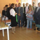 La presidenta de la asociación de alzhéimer muestra a las autoridades el gimnasio del centro