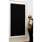 Un visitante contempla una obra de Richard Serra.