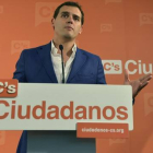 El líder de Ciudadanos, Albert Rivera, durante la rueda de prensa que ha ofrecido este miércoles en la sede del partido en Barcelona.