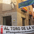 Miembros de la peña El Oasis de Tordesillas muestran a EL PERIÓDICO la pancarta que encabezará la protesta del martes, previa al Toro de la Peña.