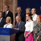 John Kerry, junto a su nieta, firma el Acuerdo de París en diciembre de 2015. ANDREU GOMBERT