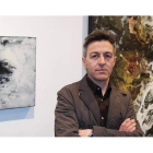 El artista zamorano Fernando de Dios ante dos de las obras que expone en la galería Ángel Cantero