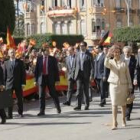 Los Reyes de España son aclamados por cientos de melillenses a su paso por la plaza de España