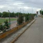 Calle del polideportivo de Laguna de Negrillos en la que se renovará el alumbrado