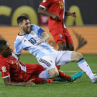 Messi y Miller disputan por el balón en el Argentina-Panamá de la Copa América que los argentinos han ganado por 5-0.