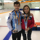 Eduardo de Paz y Beatriz Cureses con los trofeos de oro y plata logrados en el Nacional de curling. DL