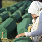 Una mujer llora junto a una de las nuevas víctimas identificadas de Srebrenica.