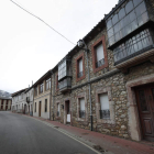 El Municipio de Cármenes se encuentra a unos 45 kilómetros de la capital leonesa. Está integrado por Almuzara, Campo, Canseco, Cármenes, Felmín, Genicera, Gete, Getino, Lavandera, Pedrosa, Piedrafita, Piornedo, Pontedo, Rodillazo, Tabanedo, Valverdín y Vi