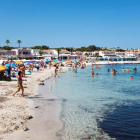 Decenas de personas disfrutaron ayer del sol en la playa de Punta Prima en Menorca. DAVID ARQUIMBAU SINTES