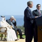 El primer ministro palestino (junto al rey de Bahreim) se concentra mientras Bush y Mubarak hablan