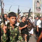 Chiís armados participan en una manifestación en el distrito de Shuala, en Bagdad.