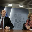 Los vicepresidentes Rubalcaba y Salgado, durante la rueda de prensa tras el Consejo de Ministros.