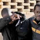 Un amigo del joven senegalés asesinado tras la pelea llora al conocer la noticia.