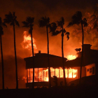 Una casa ardiendo en Malibú