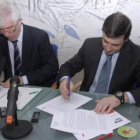 El rector de la Universidad, José Ángel Hermida, y el director del Inteco, Enrique Martínez, firman
